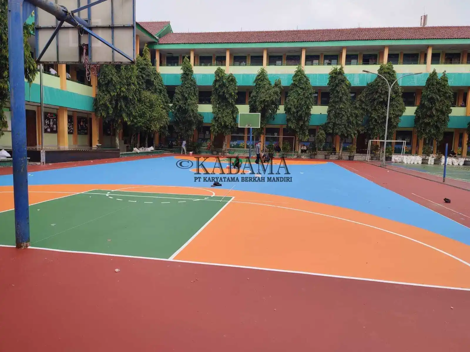 Dokumentasi proyek cat lapangan olahraga