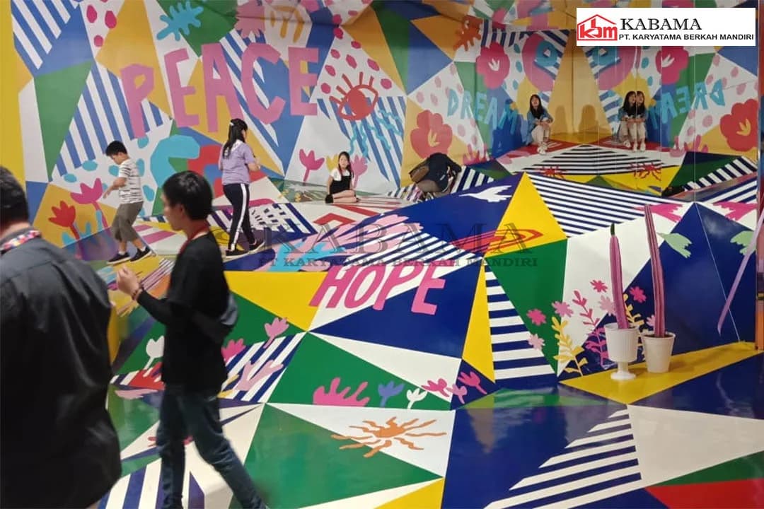 Lantai epoxy bermotif geometris berwarna-warni pada area komersial