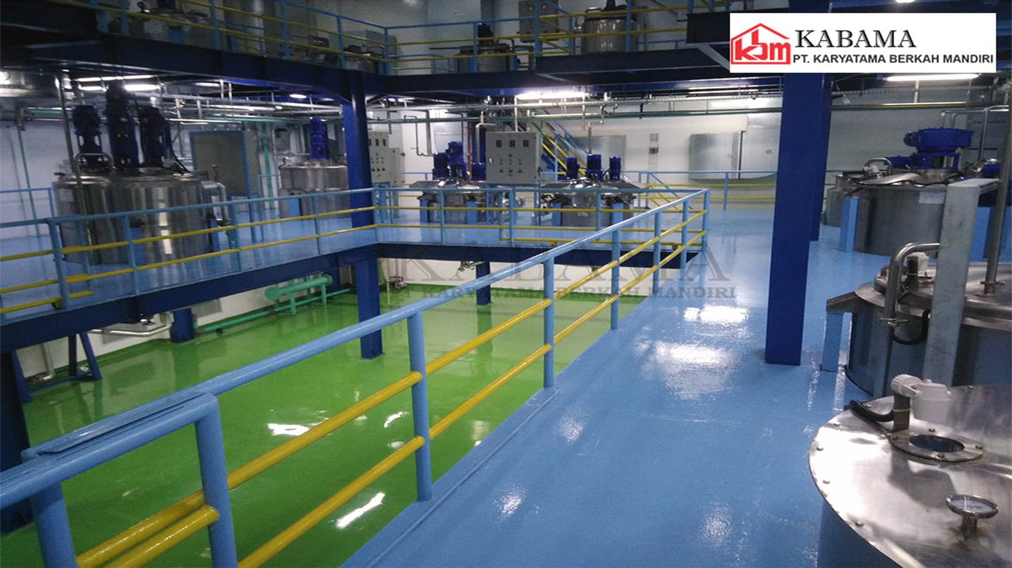 Lantai epoxy pada area produksi pabrik dengan tangki dan pipa proses